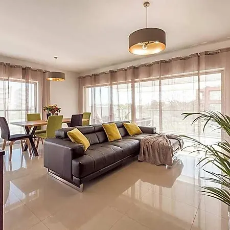 Da Rocha 2-bedroom With Parking Bay 3*